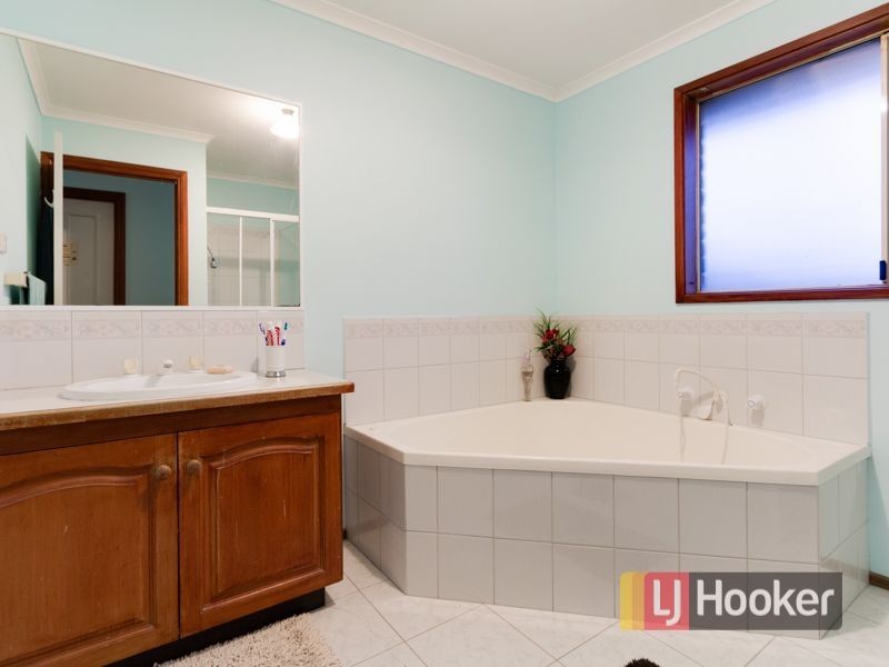 8 Edward Freeth Drive, Endeavour Hills VIC 3802