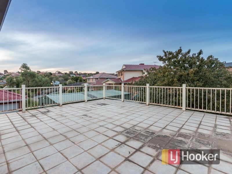 8 Edward Freeth Drive, Endeavour Hills VIC 3802