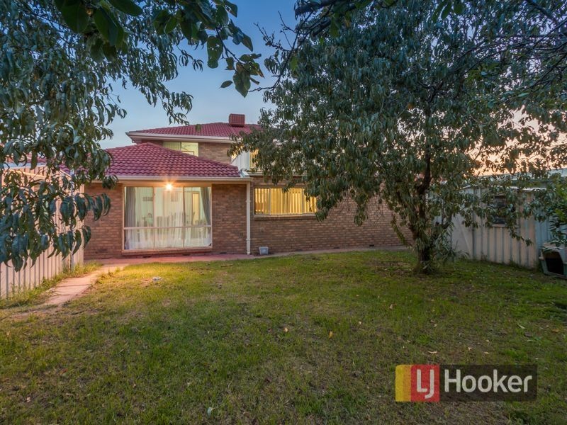 8 Edward Freeth Drive, Endeavour Hills VIC 3802