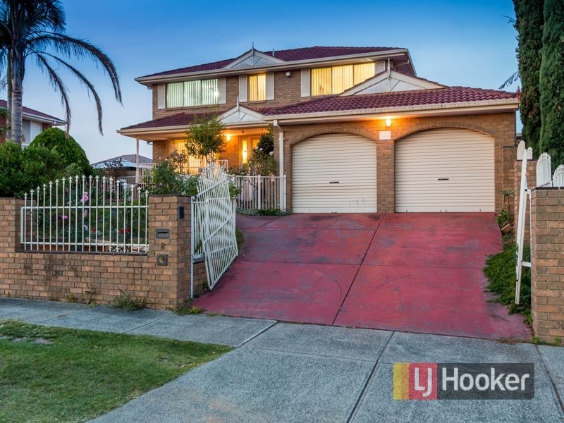 8 Edward Freeth Drive, Endeavour Hills VIC 3802