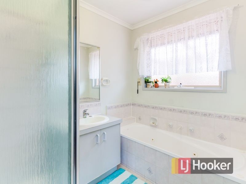 16 Warana Drive, Hampton Park VIC 3976