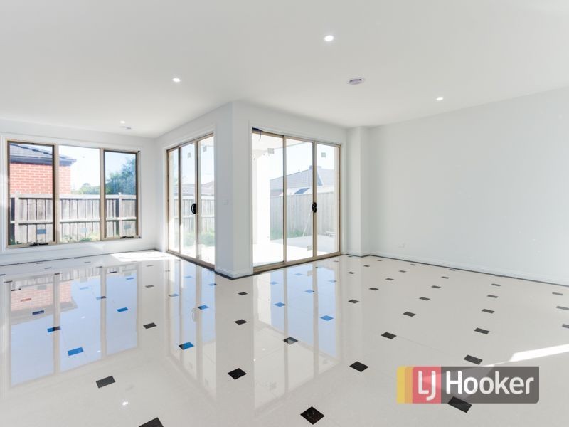 21 Lancashire Drive, Cranbourne North VIC 3977