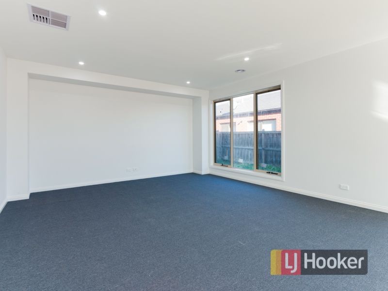 21 Lancashire Drive, Cranbourne North VIC 3977