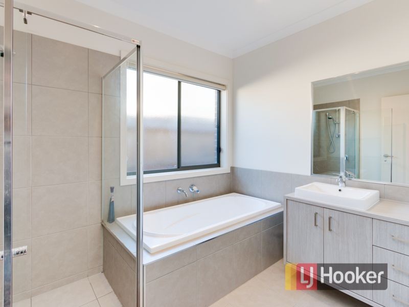 68 Fiorelli Boulevard, Cranbourne East VIC 3977