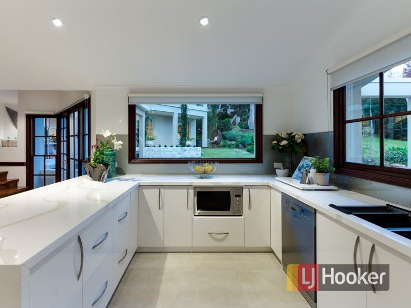 10 Pleasant View Crescent, Wheelers Hill VIC 3150