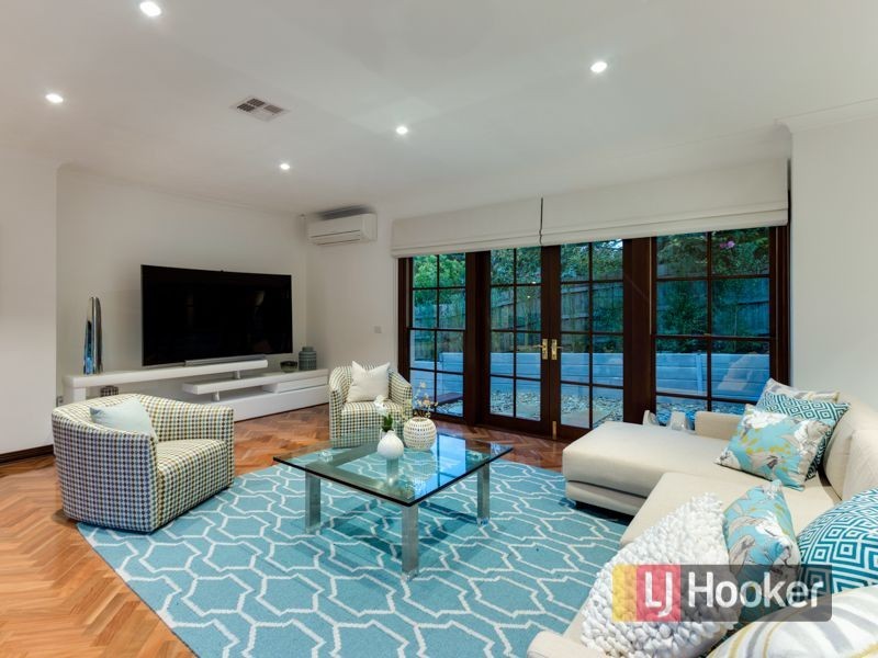 10 Pleasant View Crescent, Wheelers Hill VIC 3150