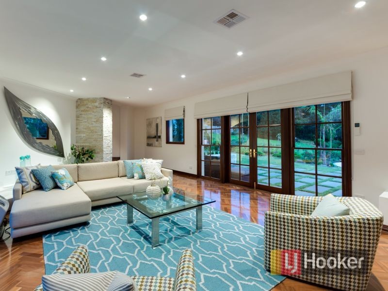 10 Pleasant View Crescent, Wheelers Hill VIC 3150