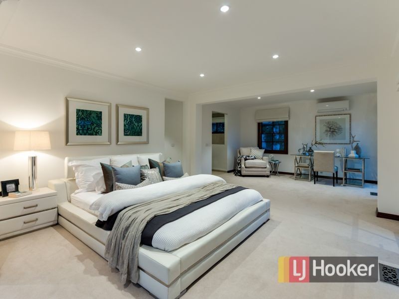 10 Pleasant View Crescent, Wheelers Hill VIC 3150