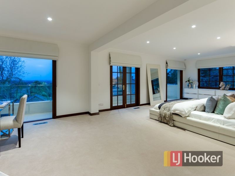 10 Pleasant View Crescent, Wheelers Hill VIC 3150