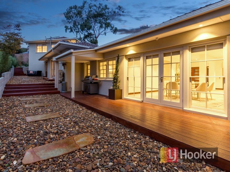 10 Pleasant View Crescent, Wheelers Hill VIC 3150