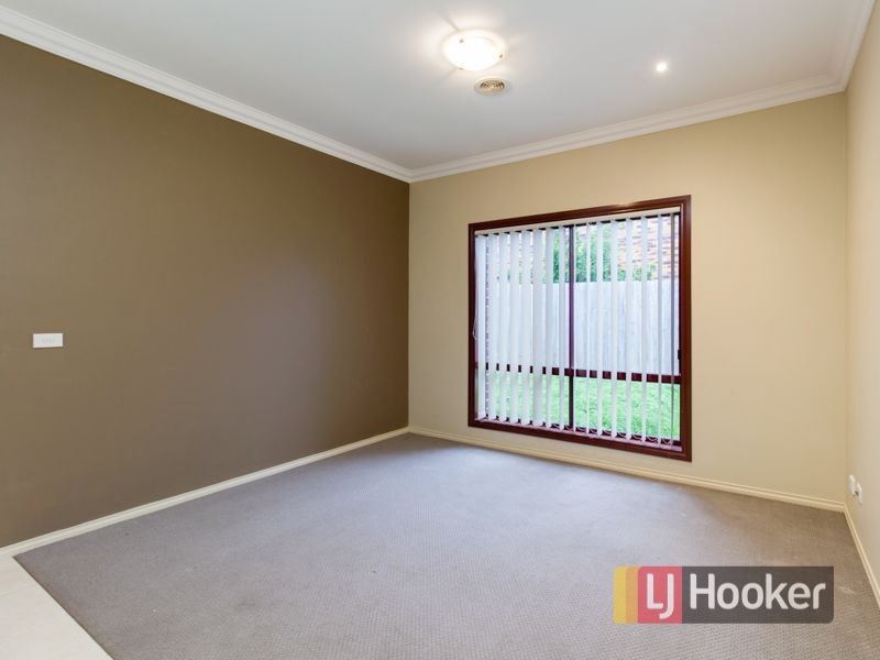 22 Hal Porter Terrace, Lynbrook VIC 3975
