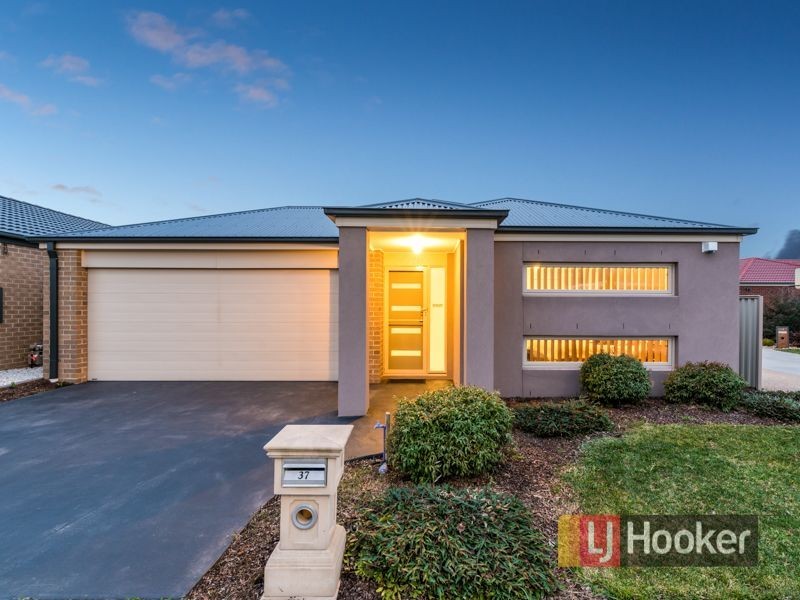 37 Edenbrook Circuit, Pakenham VIC 3810