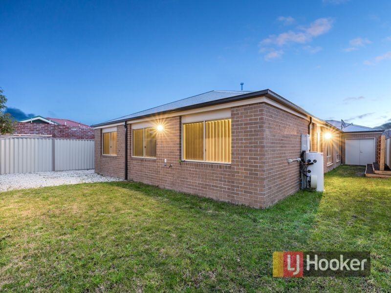 37 Edenbrook Circuit, Pakenham VIC 3810