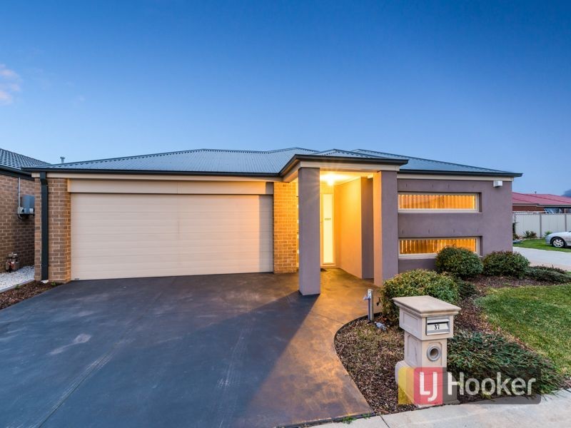 37 Edenbrook Circuit, Pakenham VIC 3810
