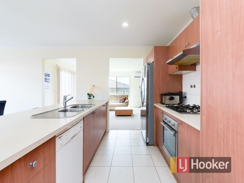15 Penhurst Way, Cranbourne North VIC 3977