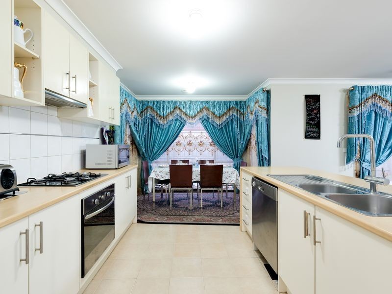 12 Nile Crescent, Cranbourne VIC 3977