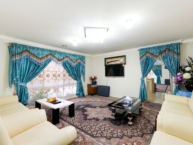 12 Nile Crescent, Cranbourne VIC 3977