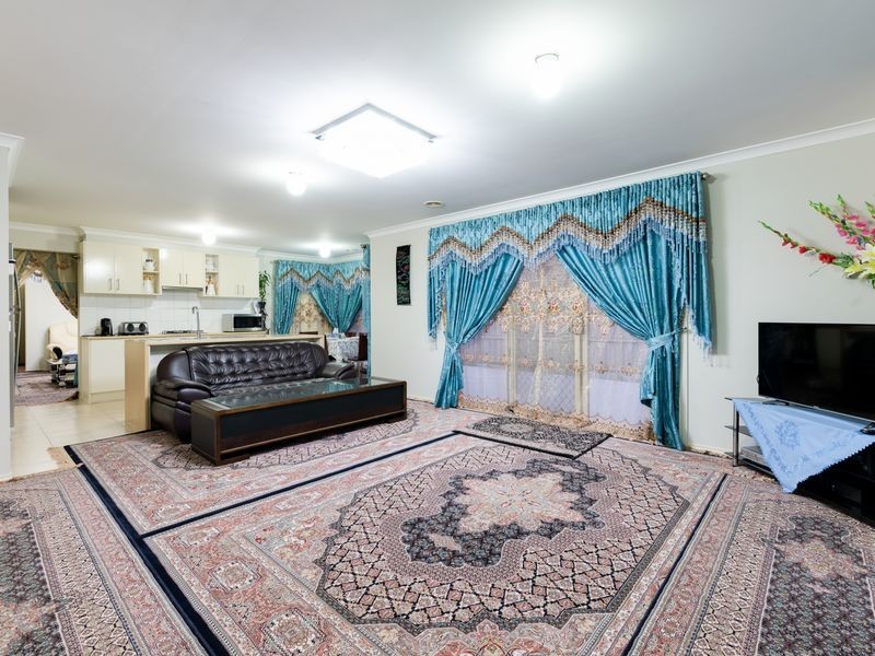 12 Nile Crescent, Cranbourne VIC 3977