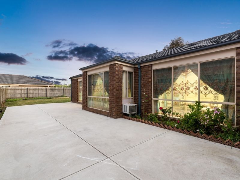 12 Nile Crescent, Cranbourne VIC 3977