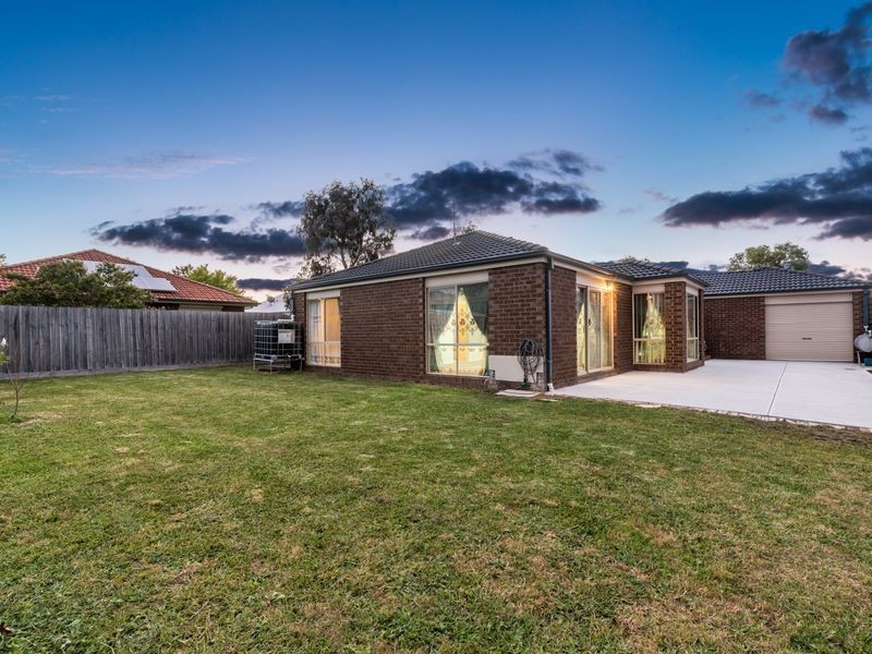 12 Nile Crescent, Cranbourne VIC 3977