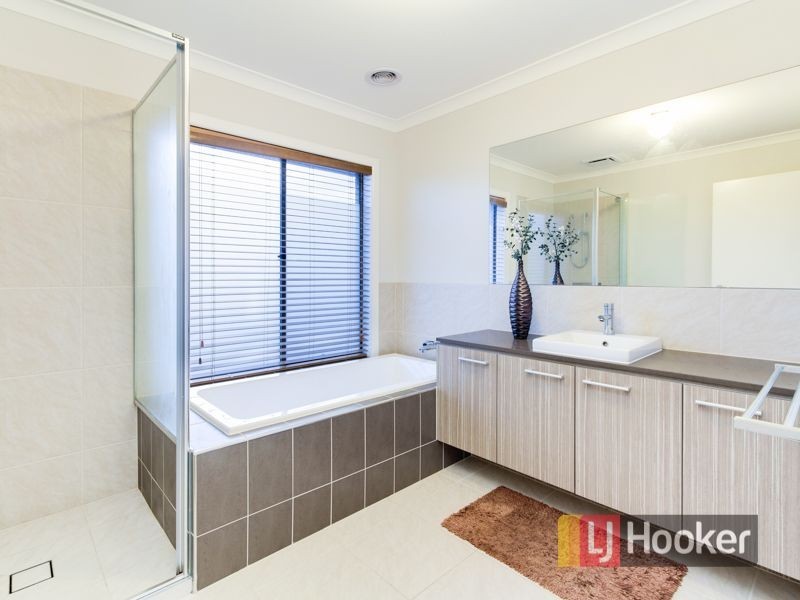 18 Ardent Crescent, Cranbourne East VIC 3977