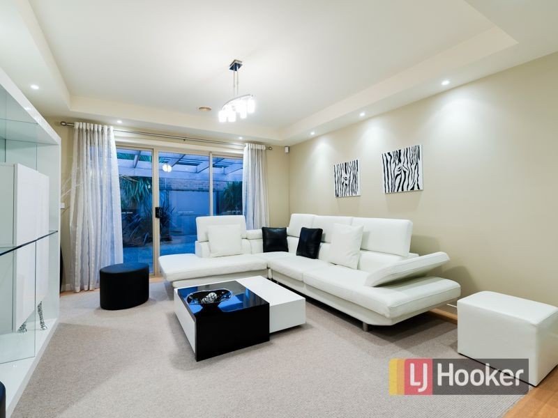 22 Fairways Boulevard, Cranbourne North VIC 3977