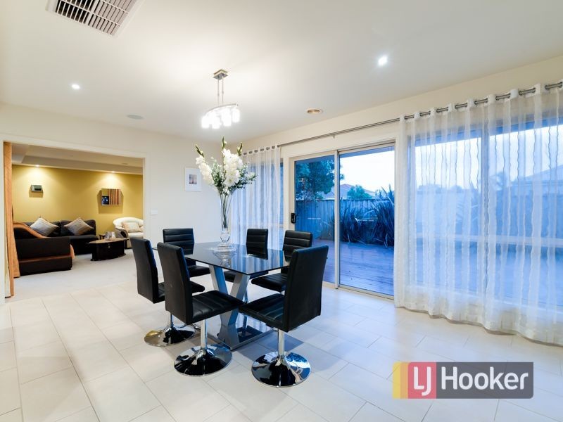 22 Fairways Boulevard, Cranbourne North VIC 3977