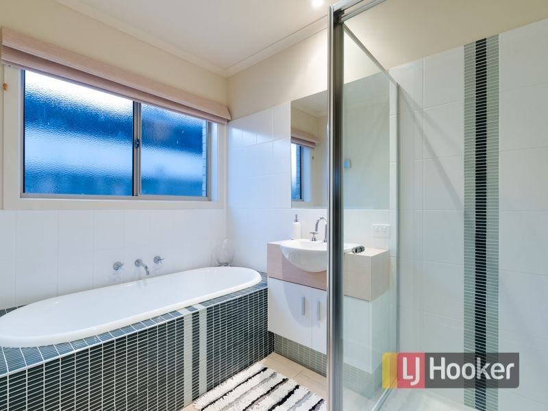 22 Fairways Boulevard, Cranbourne North VIC 3977