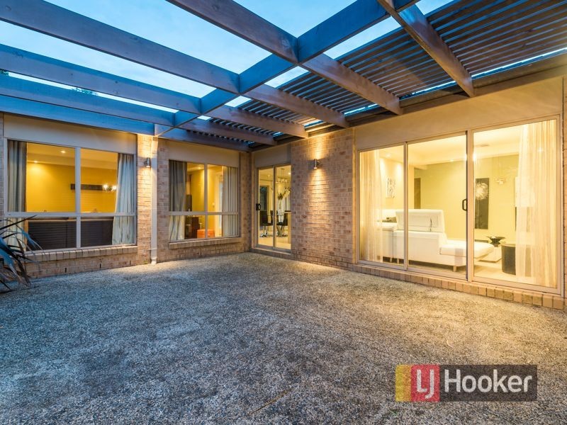 22 Fairways Boulevard, Cranbourne North VIC 3977