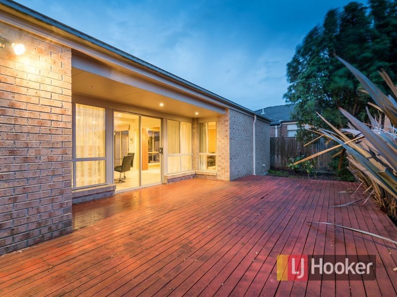 22 Fairways Boulevard, Cranbourne North VIC 3977