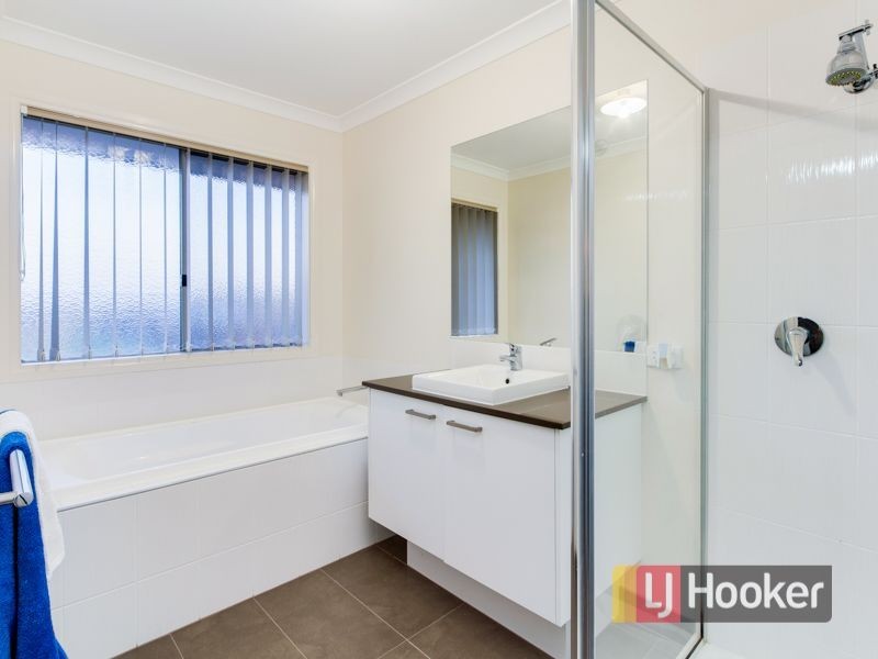 10 Avon River Way, Pakenham VIC 3810
