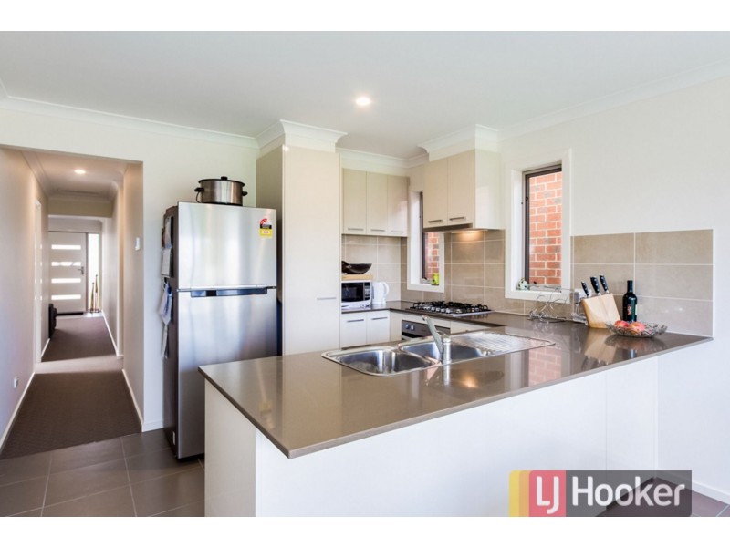 11 Hawkshead Place, Cranbourne North VIC 3977