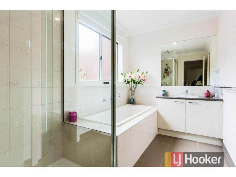 11 Hawkshead Place, Cranbourne North VIC 3977