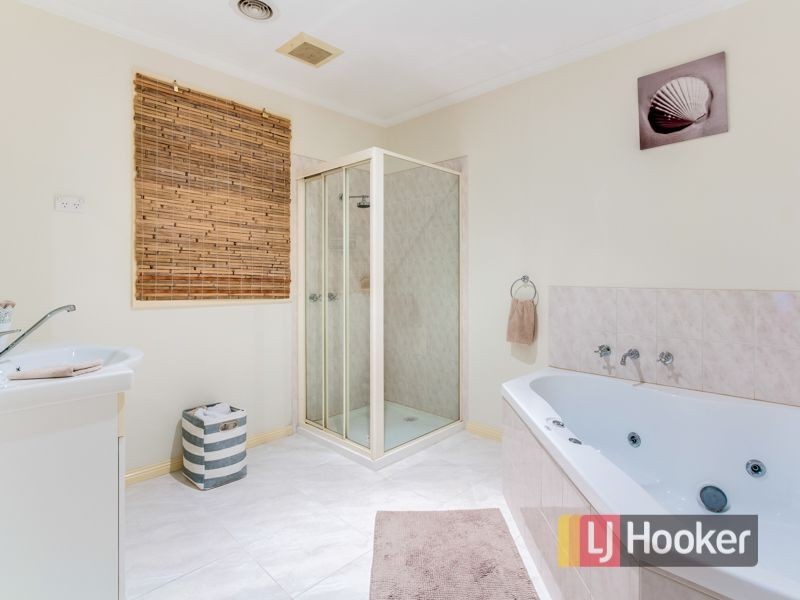 6 Glenora Way, Hampton Park VIC 3976