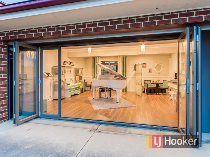 6 Glenora Way, Hampton Park VIC 3976