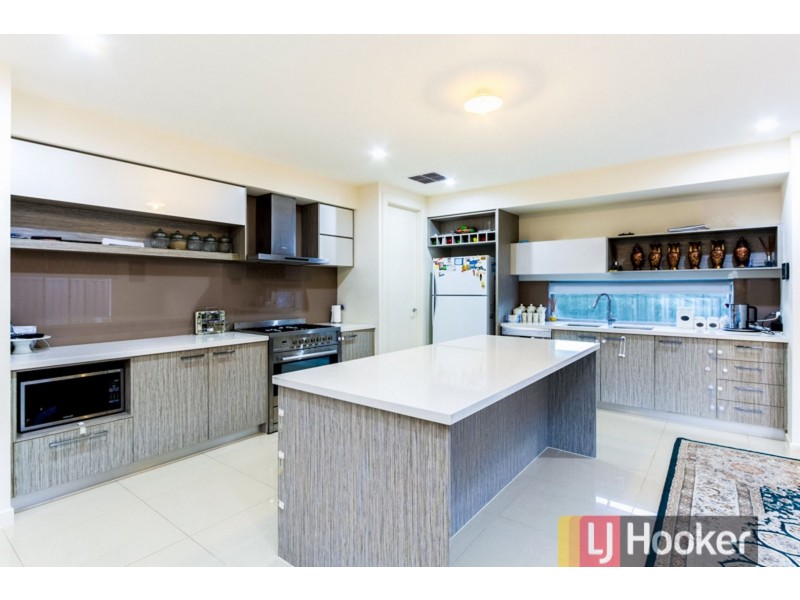 8 Pedigree Grove, Cranbourne East VIC 3977