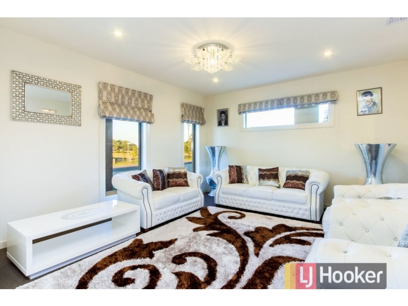 8 Pedigree Grove, Cranbourne East VIC 3977