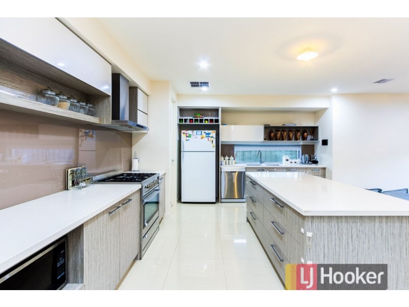 8 Pedigree Grove, Cranbourne East VIC 3977