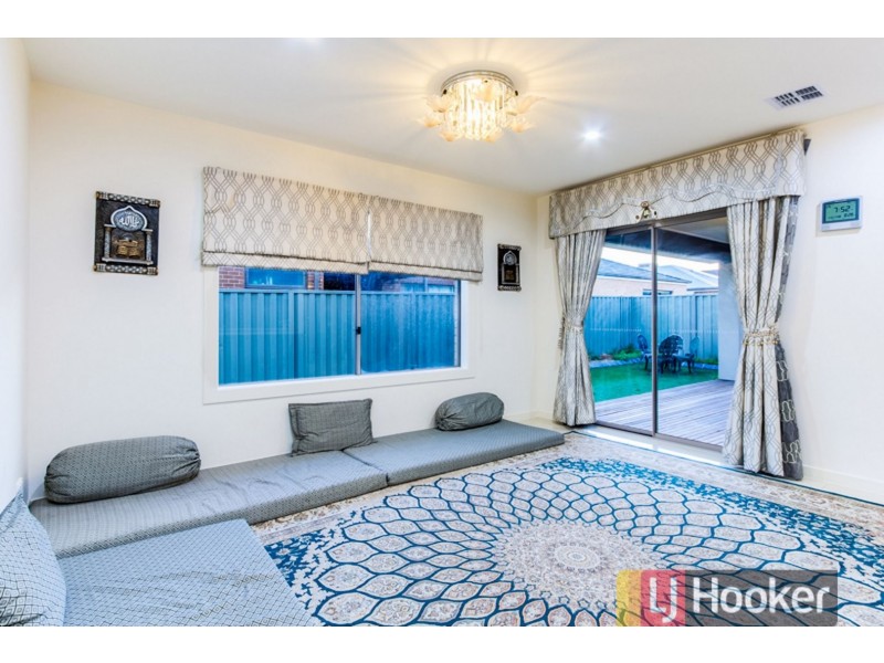 8 Pedigree Grove, Cranbourne East VIC 3977