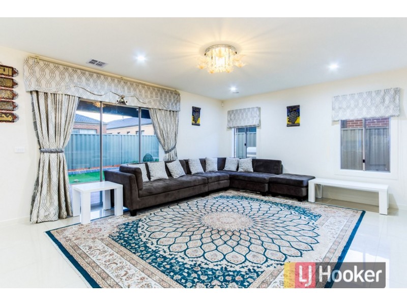 8 Pedigree Grove, Cranbourne East VIC 3977