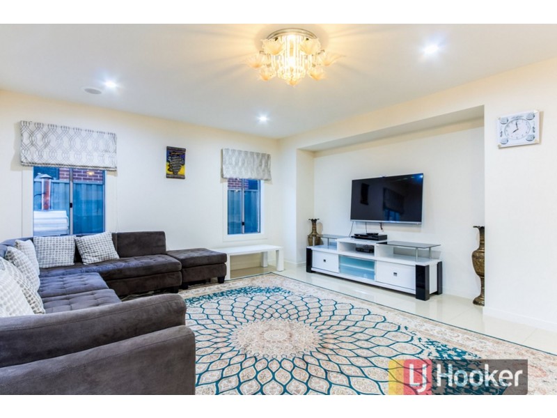 8 Pedigree Grove, Cranbourne East VIC 3977