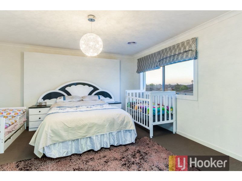 8 Pedigree Grove, Cranbourne East VIC 3977