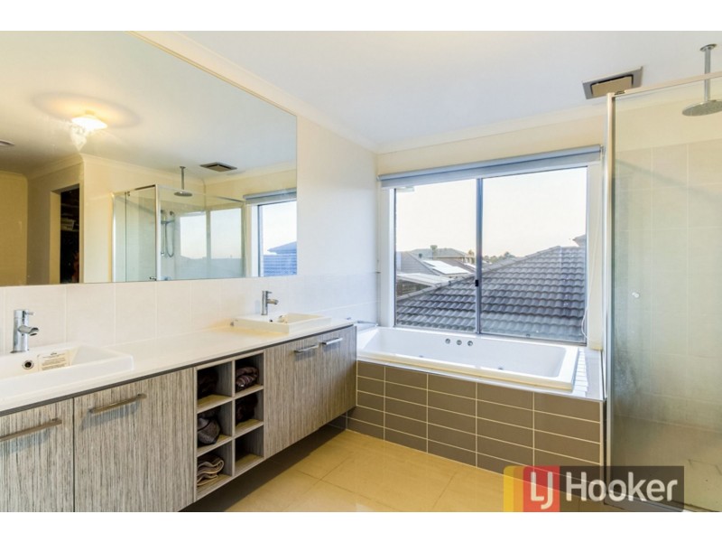 8 Pedigree Grove, Cranbourne East VIC 3977