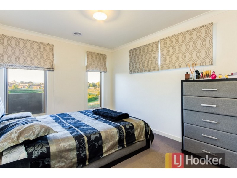 8 Pedigree Grove, Cranbourne East VIC 3977