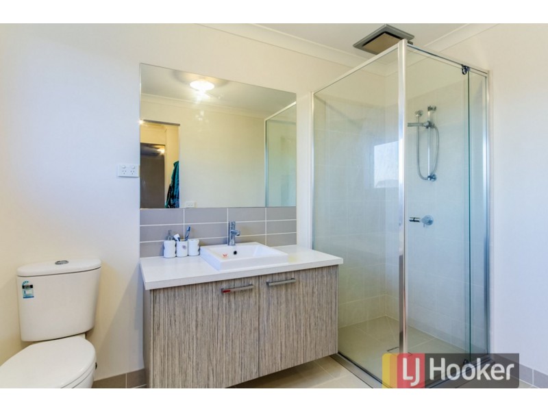 8 Pedigree Grove, Cranbourne East VIC 3977