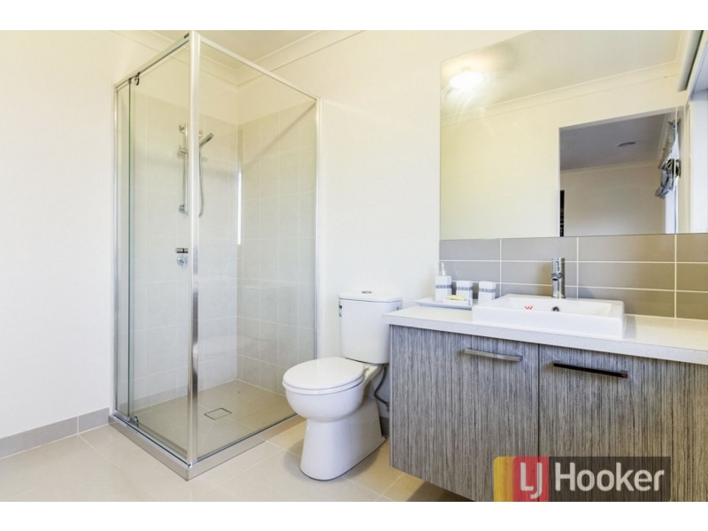 8 Pedigree Grove, Cranbourne East VIC 3977