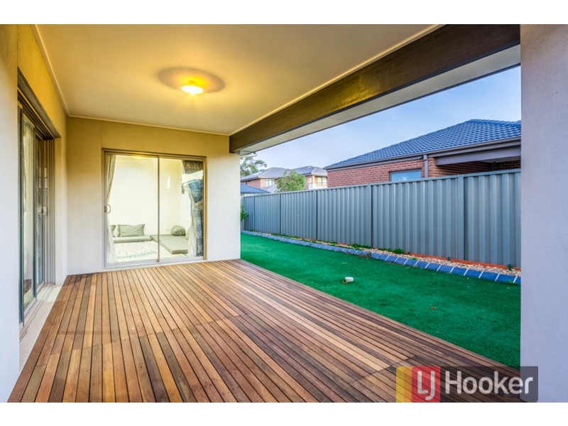 8 Pedigree Grove, Cranbourne East VIC 3977