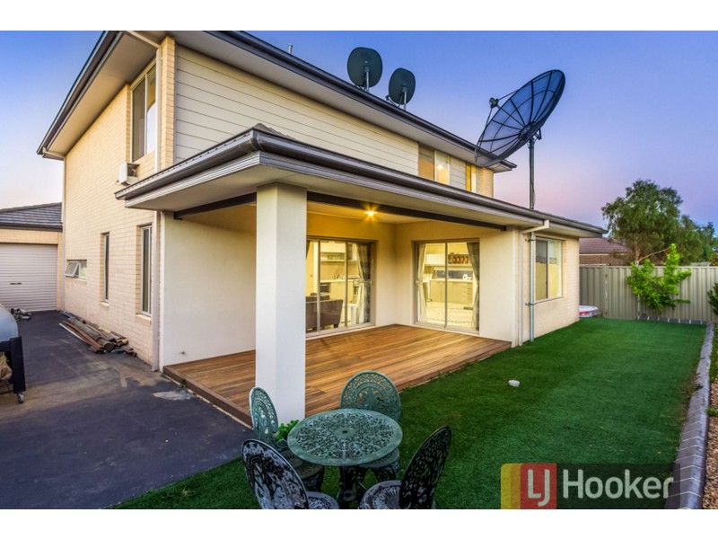 8 Pedigree Grove, Cranbourne East VIC 3977
