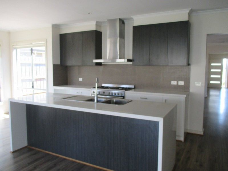 32 Heather Grove, Cranbourne East VIC 3977