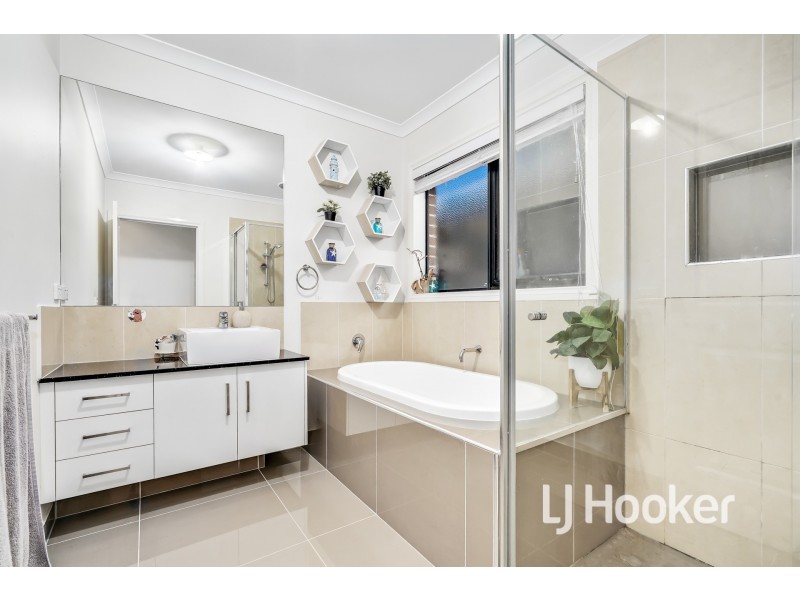 20 Connewara Crescent, Clyde North VIC 3978